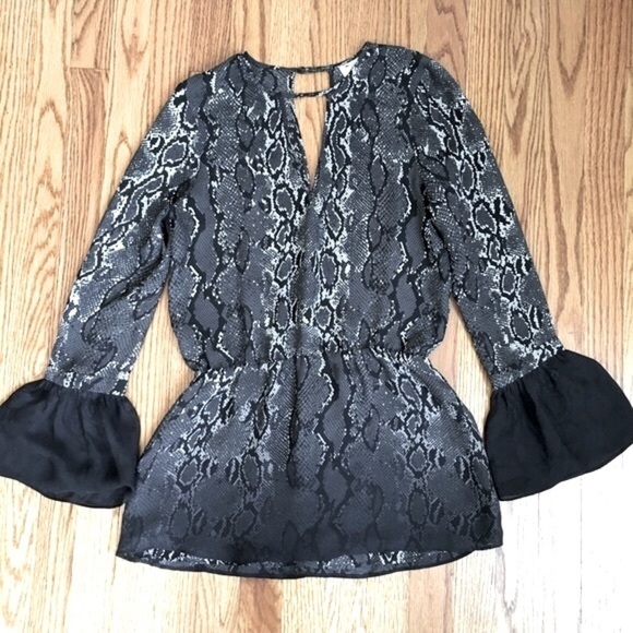 PARKER 100% Silk Snake Print Long Bell Sleeve V-neck Peplum Hem Blouse - Picture 14 of 15